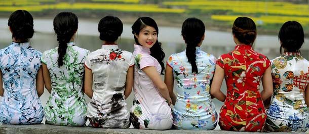 عرض الأزياء التقليدية الصينية في حقول زهرة زيت الكانولا