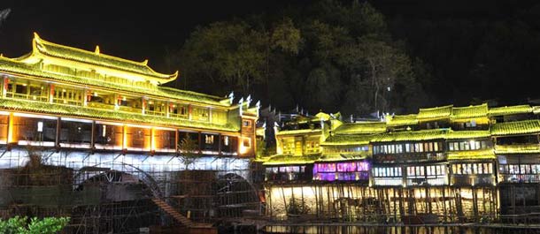 الاضاءات تزين ليلة مدينة فنغهوانغ القديمة