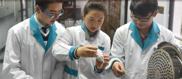 قصة الصور: الطالبة الصينية تدير عيادة طب تقليدي داخل الجامعة