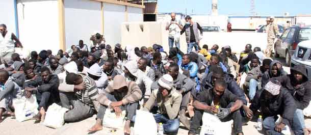 البحرية الليبية تنقذ 111 مهاجرا غير شرعي كان يقلهم قارب متهالك إلي شواطئ أوروبا