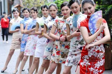 مضيفات المستقبل يلتقطن صورا بفساتين تشيباو في مدينة تشنغدو بالصين