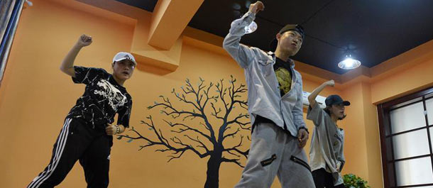 قصة الصور: حلم شاب صيني في رقص الشوارع