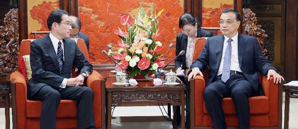 رئيس مجلس الدولة الصيني يجتمع مع وزير الخارجية الياباني