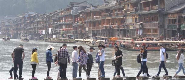 تدفق السياح على مدينة قديمة بوسط الصين