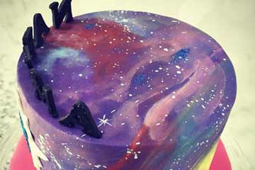 الأكل تحت موضوع الفضاء: الكعكة الشعبية برسم الفضاء