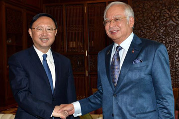 عضو مجلس الدولة الصيني يلتقي بوزير الخارجية الماليزي لمناقشة العلاقات الثنائية