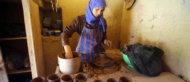 "تونس" المصرية قرية متخصصة في صناعة الفخار