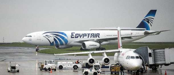 "مصر للطيران": العثور على بعض سترات النجاة ومواد طافية يرجح أنها لحطام الطائرة المفقودة