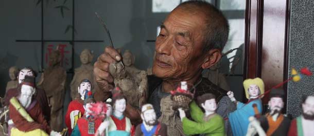 قصة الصور: فني صيني يرث ثقافة النحت التقليدي على الطين