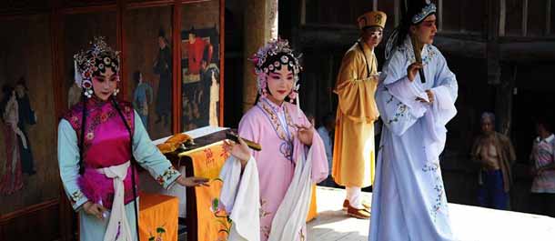 تمثيلية تقليدية مميزة على مسرح في قرية شرقي الصين