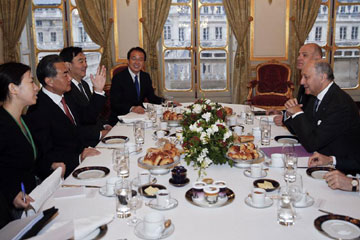 وزير خارجية الصين ونظيره الفرنسي السابق يشيدان بتنمية العلاقات الصينية-الفرنسية