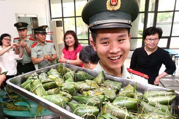 المدنيون والجنود بشانغهاي يصنعون تسونغتسي لاستقبال عيد قوارب التنين التقليدي