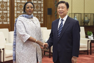 نائب الرئيس الصينى يجتمع مع وزيرة الخارجية الكينية