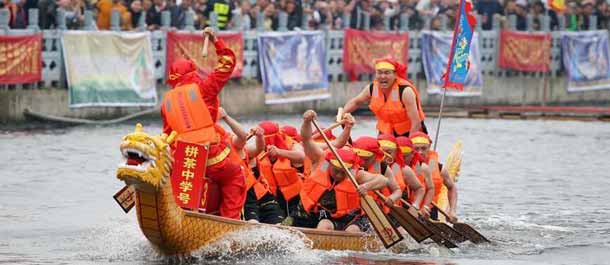 سباق قوارب التنين في أنحاء الصين للاحتفال بالعيد التقليدي