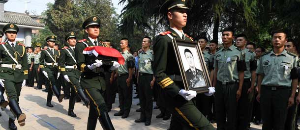 دفن جندي متوفي من قوات حفظ السلام الصينية في مسقط أرسه