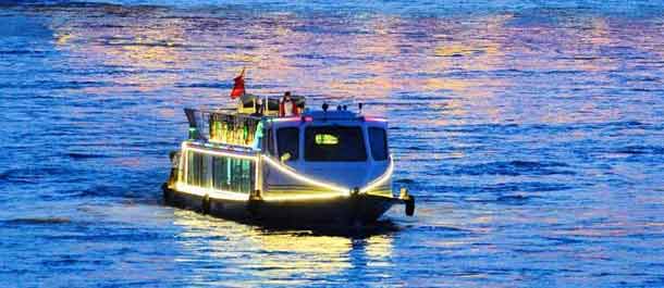 المناظر الليلية على النهر الأصفر على متن السفن السياحية