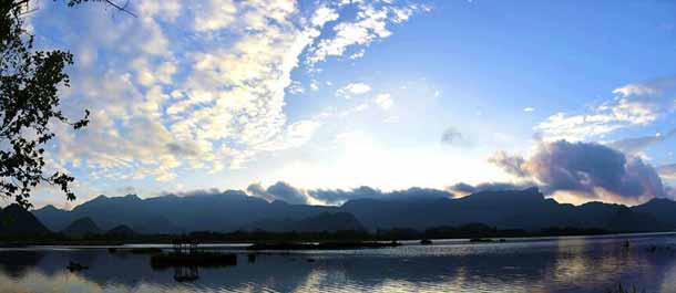 مناظر جميلة لبحيرات في منطقة شننونغجيا بوسط الصين