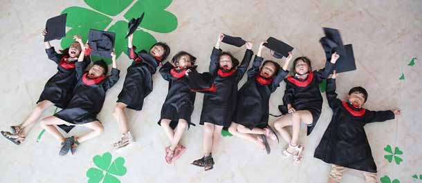 صور تذكارية محبوبة لأطفال متخرجين من روضة في وسط الصين