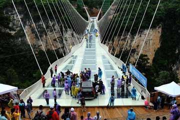 إجراء اختبار السلامة لأطول وأعلى جسر زجاجي في العالم