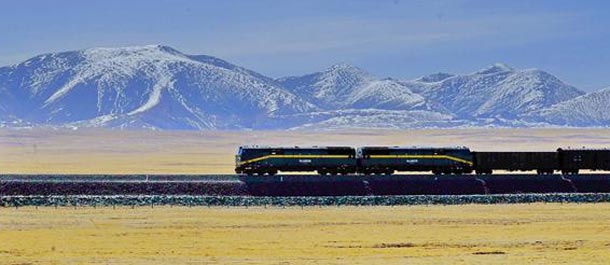 خط تشينغهاي-التبت الحديدي يشغل في الهضبة لعشر سنوات