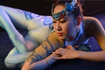 الفتاة من القومية الاقلية الصينية تمرن على فن الليونة