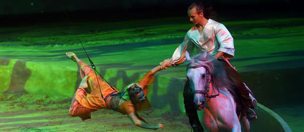 عرض كندي يقدمه فنانون مع خيول في بكين