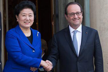 نائبة رئيس مجلس الدولة الصيني تبحث مع الرئيس الفرنسي العلاقات بين البلدين