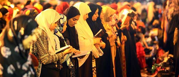 المسلمون يحيون ليلة القدر بالقاهرة