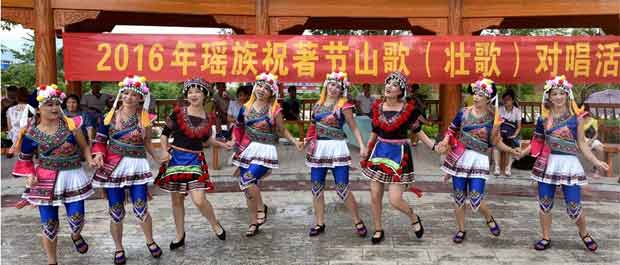 غناء الأغنية الشعبية للاحتفال بعيد دانو لقومية ياو