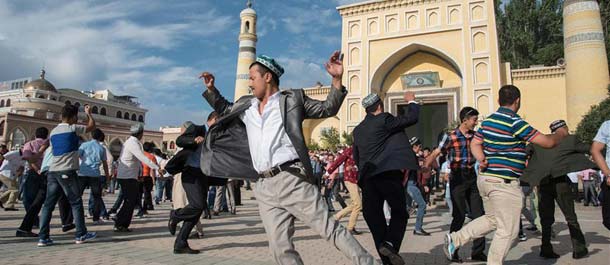 المسلمون الصينيون يحتفلون بعيد الفطر المبارك في مسجد عيد كاه بشينجيانغ