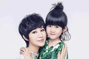 ألبوم صور الممثلة الصينية باو لى وابنتها بى إر