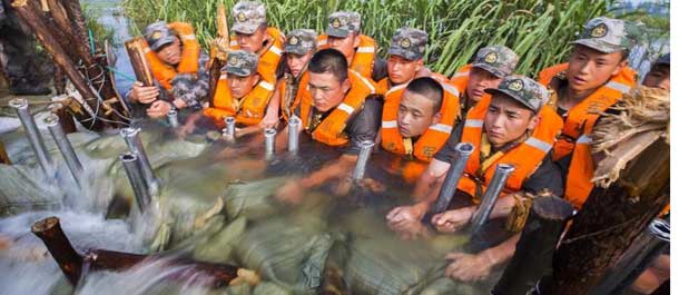 جسم السد من الجنود الصينيين لحماية الشعب