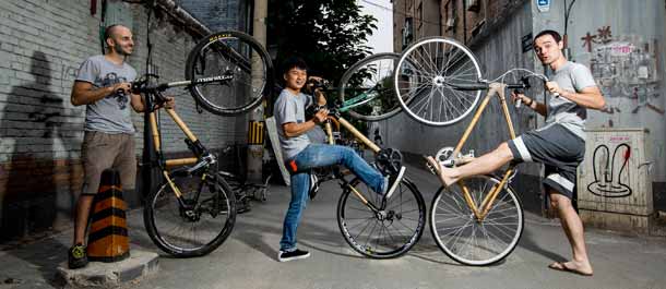 شاب أمريكي يصنع دراجات من مواد البامبو في زقاق بكين