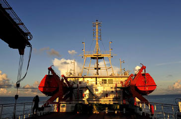 سفينة "تشانغ جيان" للبحوث العلمية تبحر في محيط الباسيفيك