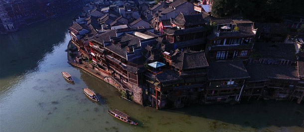 الصين الجميلة: مناظر لبلدة فنغهوانغ القديمة بوسط الصين