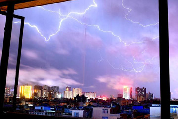صواعق البرق تضرب مدينة بجنوبي الصين