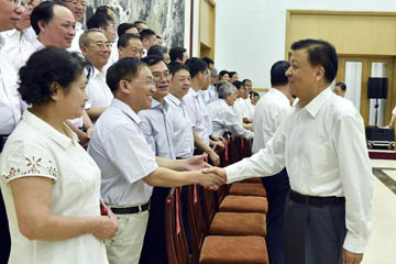 مسئول كبير بالحزب الشيوعى الصينى يحتفل بخبراء وعلماء صينيين كبار