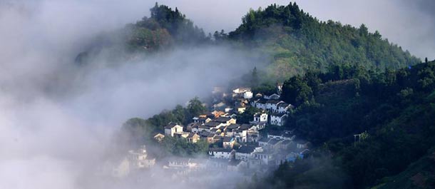 قرية قديمة وسط الغيوم والسحب في شرقي الصين