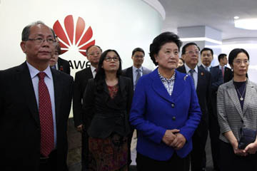 نائبة رئيس مجلس الدولة الصيني تحث هواوي على مواصلة الابتكار