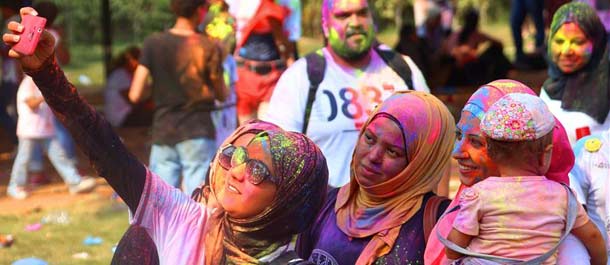 "مهرجان الألوان" الهندي يضفي بهجة في قلب القاهرة