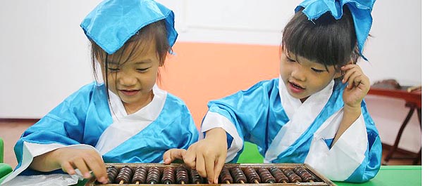 تدريس مواد تعليمية تقليدية صينية للأطفال في العطلة الصيفية شمالي الصين