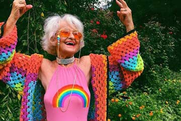 العجوز الأمريكية التي تحب الملابس الملونة تتلقى إقبالا واسعا على الانترنت