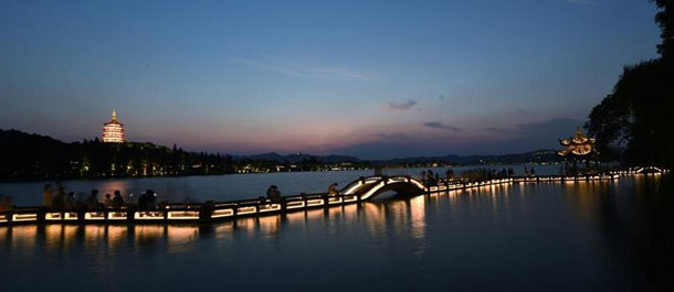 المنظر الليلي لبحيرة شيهو في مدينة هانغتشو