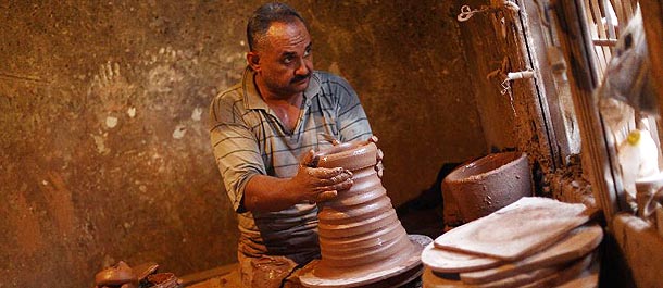 "صناعة الفخار".. فن توارثه المصريون