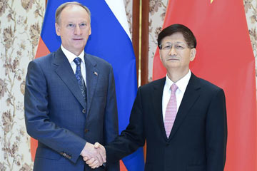 الصين وروسيا تتعهدان بإقامة تعاون أمنى أوثق
