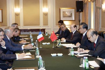 وزير الخارجية الصيني يلتقي نظيره الفرنسي حول التعاون