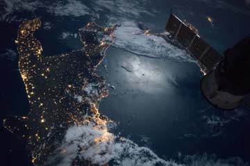 المناظر الجوية الليلية عن الكرة الأرضية من الرواد بمحطة الفضاء الدولية ناسا