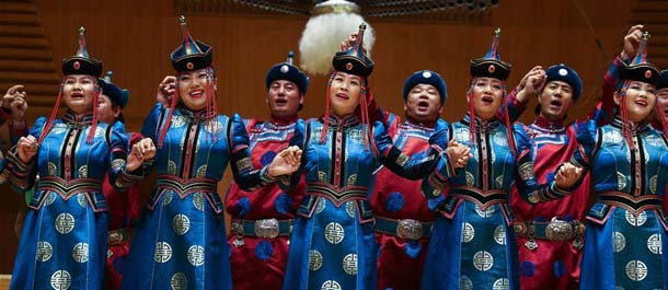 جوقة شباب قومية منغوليا تقدم عرضا موسيقيا في بكين