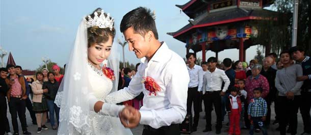 حفلة زفاف على شاطئ نهر ييلي بشمال غربي الصين