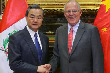 وزير الخارجية الصيني يجتمع مع رئيس بيرو لبحث العلاقات الثنائية